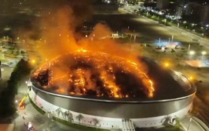 Mái vòm sân Olympic chìm trong biển lửa