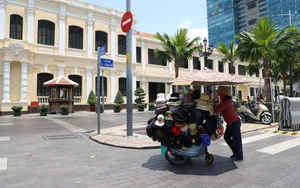 Người dân xoay sở dưới nắng nóng cao điểm ở Thành phố Hồ Chí Minh