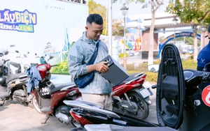 Người dân Cần Thơ hào hứng "đổi xăng lấy điện", xe đổi pin trở thành tâm điểm "chốt đơn"