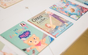 'Hallo! Hallo!' - Cánh cửa sắc màu đưa độc giả bước vào thế giới sách thiếu nhi Đức