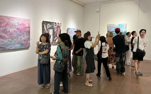 "Khởi nguyên của Ngũ thể": Hành trình đi tìm tiếng nói riêng của những họa sĩ trẻ 