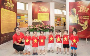 Bảo tàng Hồ Chí Minh thu hút đông du khách dịp kỷ niệm 136 năm Ngày sinh của Bác