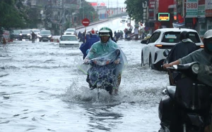 Mưa lớn kèm dông lốc, sét gây nhiều thiệt hại tại các địa phương