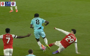 Trọng tài gây tranh cãi dữ dội vì không đuổi Havertz trong chiến thắng của Arsenal 