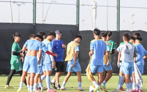 Tin nóng bóng đá Việt hôm nay 3/5: HLV Roland quyết tâm cùng U17 Việt Nam; Đình Bắc tập trung thi đấu cho CAHN