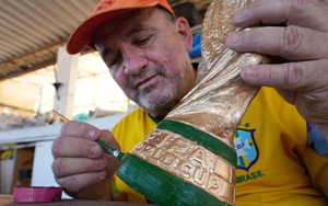 Nghệ nhân hơn 30 năm miệt mài chế tác cúp vàng World Cup