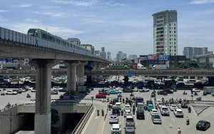 Hà Nội trải qua ngày nắng nóng đỉnh điểm, người lao động ngoài trời oằn mình mưu sinh