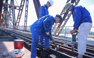 "Đội nắng 40 độ" gấp rút hoàn thiện sửa chữa cầu Long Biên