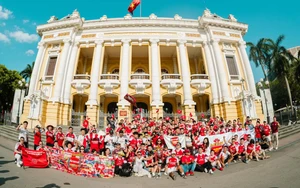 CĐV trên khắp thế giới diễu hành, mổ bò ăn mừng chức vô địch của Arsenal