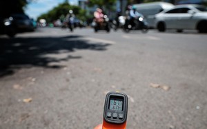 Nắng như đổ lửa, nhịp sống Hà Nội vẫn không ngừng chuyển động