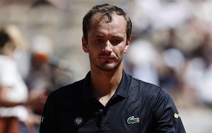 Medvedev tiếp tục gặp ác mộng ở Roland Garros