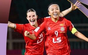 Huỳnh Như và Thùy Trang đá luân lưu thành công để giúp đội nhà giành chức vô địch