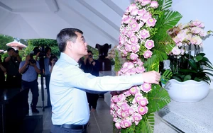 Thủ tướng Lê Minh Hưng dâng hương tưởng niệm thân sinh Chủ tịch Hồ Chí Minh ở tỉnh Đồng Tháp