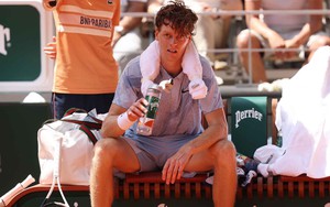 Thua sốc đối thủ hạng 56 thế giới, Jannik Sinner chia tay Roland Garros 2026