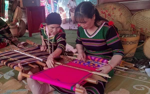 Giữ hồn thổ cẩm M’nông