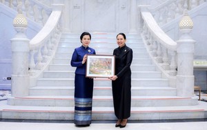 Phu nhân Ngô Phương Ly mặc trang phục truyền thống Thái Lan, thăm bảo tàng tại Bangkok