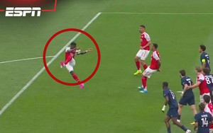 Vì sao Arsenal không bị thổi phạt đền dù Saka chạm tay rõ ràng?