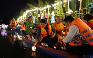 Lung linh "Lễ hội hoa đăng - Huyền ảo đêm rừng dừa"
