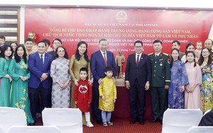 Tổng Bí thư, Chủ tịch nước và Phu nhân gặp cộng đồng người Việt Nam tại Philippines