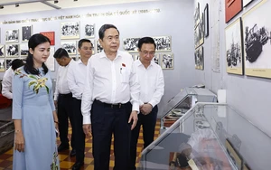 Chủ tịch Quốc hội Trần Thanh Mẫn dâng hương tại Di tích lịch sử văn hóa quốc gia Dinh quận Hóc Môn