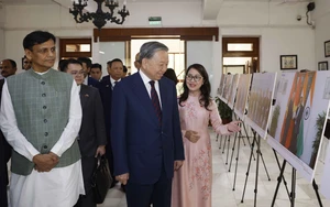 Tổng Bí thư, Chủ tịch nước tham quan trưng bày ảnh 10 năm Quan hệ Đối tác chiến lược toàn diện Việt Nam - Ấn Độ