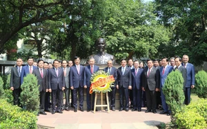 Tổng Bí thư, Chủ tịch nước Tô Lâm đặt vòng hoa tại Khu tưởng niệm Mahatma Gandhi và Tượng Chủ tịch Hồ Chí Minh (Ấn Độ)