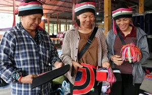 Khi hoa văn dệt nên hồn cốt người vùng cao