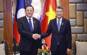 Thủ tướng Lê Minh Hưng gặp Thủ tướng Lào Sonexay Siphandone
