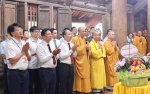 Lễ hội chùa Bút Tháp (Bắc Ninh) thu hút đông đảo người dân tham dự