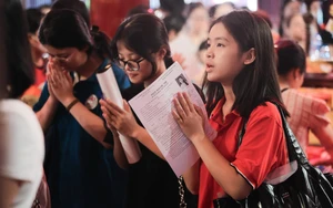 Sĩ tử thành kính hướng về cội nguồn tri thức trước Kỳ thi tốt nghiệp THPT năm 2026