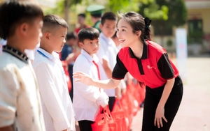 Hiền Thục mang niềm vui đến trẻ em Tây Bắc trong hành trình “Giao nắng, chuyển yêu thương”