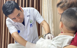 Nối thành công bàn tay gần đứt rời cho bé trai 22 tháng tuổi