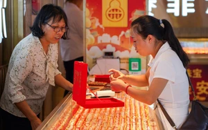 Giá vàng lao dốc sau khi Fed phát tín hiệu cứng rắn