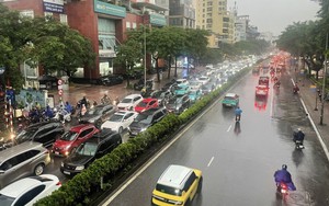 Đề phòng các hình thái thời tiết nguy hiểm trên đất liền và trên biển