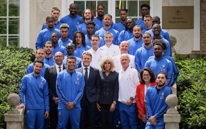 World Cup 2026: Video hé lộ sự thật phía sau bức ảnh Mbappe đứng trước Tổng thống Pháp
