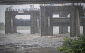 Bão Jangmi gây mưa lớn tại Tokyo sau khi đổ bộ miền Tây Nhật Bản
