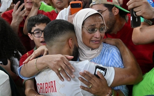 Người hùng Morocco ôm chầm lấy mẹ sau khi đá quả luân lưu quyết định vào lưới Hà Lan