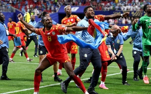 Đoản khúc World Cup: Hãy nắm lấy tay tôi, chỉ cho tôi con đường…