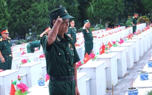 Xúc động rơi nước mắt trước hình ảnh tri ân các anh hùng liệt sĩ tại Nghĩa trang Vị Xuyên