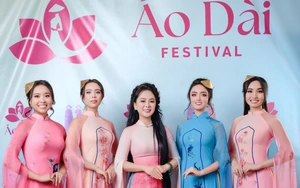 "Tứ bình phú quý": Khi di sản hội họa Việt Nam thăng hoa trên tà áo dài tại Mỹ
