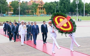 Thủ tướng Campuchia vào Lăng viếng Chủ tịch Hồ Chí Minh và tưởng niệm các Anh hùng Liệt sĩ