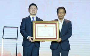 CLB bóng đá Hà Nội vinh dự đón nhận Huân chương Lao động hạng Nhì