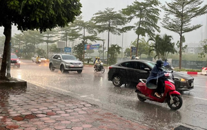 Cảnh báo mưa dông kèm lốc sét, mưa đá tại Hà Nội