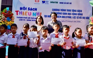 Diễn viên Hồ Quang Mẫn xúc động khi trở về quê trao học bổng cho học sinh nghèo
