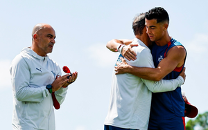 Ronaldo ôm trợ lý tuyển Bồ Đào Nha sau biến cố mất cha tại World Cup 2026