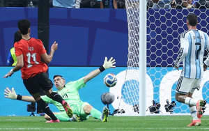 Argentina phòng ngự kém vì... Messi