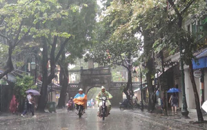 Cảnh báo mưa dông kèm lốc sét ở Hà Nội, lũ quét và sạt lở đất ở 3 tỉnh Bắc Bộ và Trung Bộ