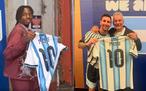 Sao ĐT Thụy Sĩ và Roberto Baggio khoe áo đấu của Messi ở World Cup 2026