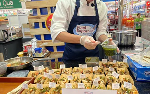 Khách hàng hứng thú trải nghiệm xôi và gỏi tôm hùm Mỹ tại MM Mega Market Bình Phú