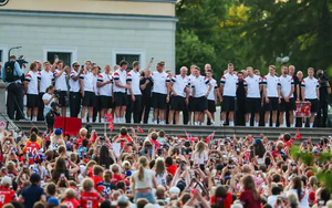 Gần 100.000 CĐV phủ kín Oslo đón những người hùng World Cup: Vua Na Uy tiếp kiến Haaland và đồng đội